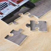 Ein altes, rotes Citroen 2CV Auto mit einer lächel Puzzle (Seite)