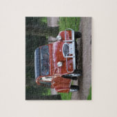 Ein altes, rotes Citroen 2CV Auto mit einer lächel Puzzle (Vertikal)