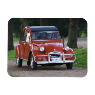 Ein altes rotes Citroen 2CV Auto mit einer lächeln Magnet
