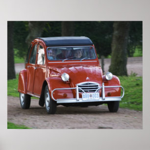 Ein altes rotes Citroen 2CV Auto mit einer lächeln Poster