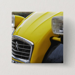 Ein altes schwarz-gelbes Citroen 2CV 2 CV, Detail Button