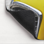 Ein altes schwarz-gelbes Citroen 2CV 2 CV, Detail Mousepad (Ecke)