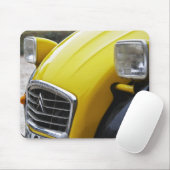 Ein altes schwarz-gelbes Citroen 2CV 2 CV, Detail Mousepad (Mit Mouse)