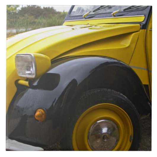 Ein altes, schwarz-gelbes Citroen 2CV 2 CV, Fliese (Vorderseite)