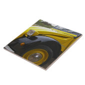 Ein altes, schwarz-gelbes Citroen 2CV 2 CV, Fliese (Seite)