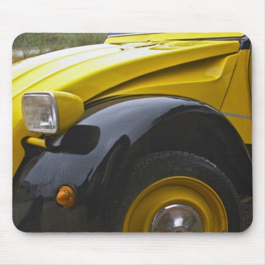 Ein altes, schwarz-gelbes Citroen 2CV 2 CV, Mousepad (Vorne)