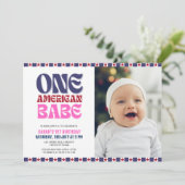 Ein amerikanisches Babe 4. Juli 1. Geburtstag Einladung (Stehend Vorderseite)