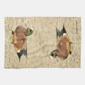 Ein amerikanisches Wigeon am Strand Geschirrtuch (Horizontal)