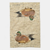 Ein amerikanisches Wigeon am Strand Geschirrtuch (Vertikal)