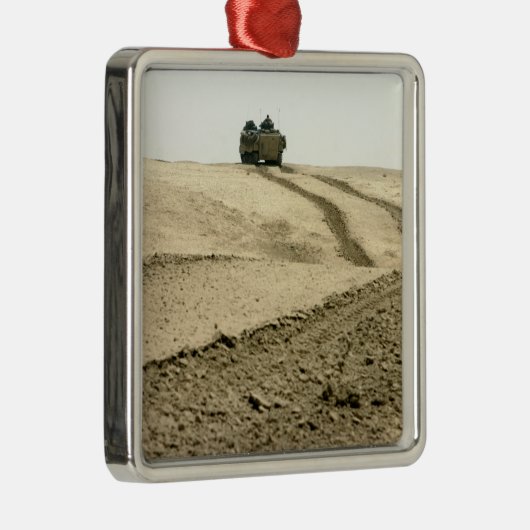 Ein Amphibienfahrzeug Silbernes Ornament (Rechts)