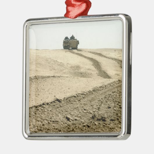 Ein Amphibienfahrzeug Silbernes Ornament (Links)