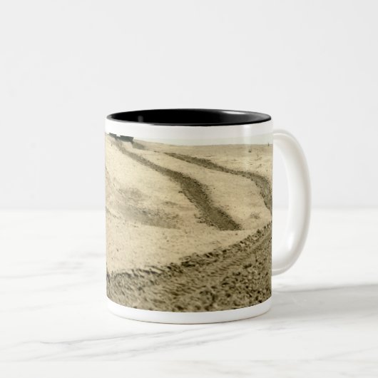 Ein Amphibienfahrzeug Zweifarbige Tasse (VorderseiteRechts)