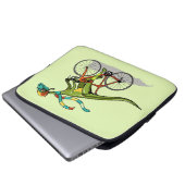 Ein Anabisetia Dinosaurier, der mit dem Fahrrad fä Laptopschutzhülle (Vorne Knopf)