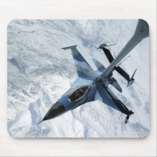 Ein Angreifer F-16 sitzt in Kontaktposition Mousepad