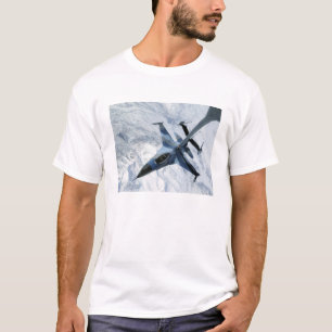 Ein Angreifer F-16 sitzt in Kontaktposition T-Shirt
