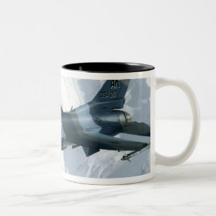 Ein Angreifer F-16 Zweifarbige Tasse