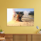 Ein Angreifer feuert eine raketengetriebene Granad Leinwanddruck (Insitu (Wohnzimmer))