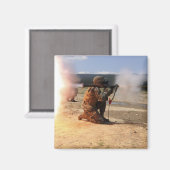 Ein Angreifer feuert eine raketengetriebene Granad Magnet (Vorderseite/Rückseite)