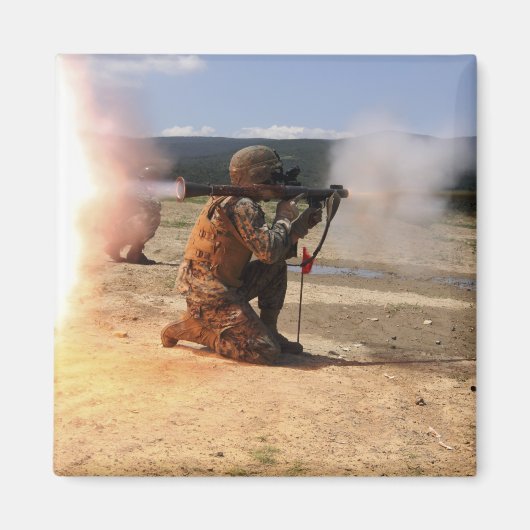 Ein Angreifer feuert eine raketengetriebene Granad Magnet (Vorne)