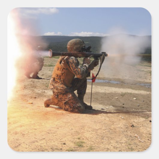 Ein Angreifer feuert eine raketengetriebene Granad Quadratischer Aufkleber (Vorderseite)