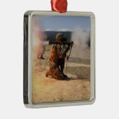 Ein Angreifer feuert eine raketengetriebene Granad Silbernes Ornament (Rechts)