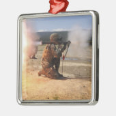 Ein Angreifer feuert eine raketengetriebene Granad Silbernes Ornament (Links)