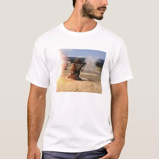 Ein Angreifer feuert eine raketengetriebene Granad T-Shirt (Vorderseite)