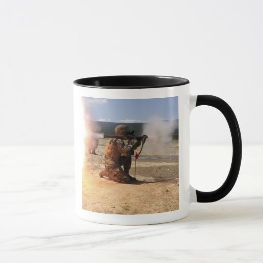 Ein Angreifer feuert eine raketengetriebene Granad Tasse (Rechts)