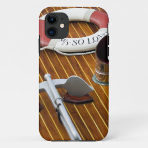 Ein Anker und eine Leben-Boje auf einem hölzernen Case-Mate iPhone Hülle