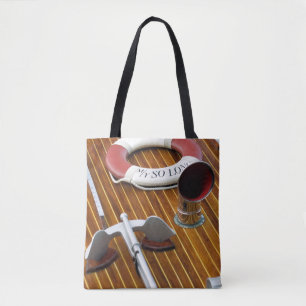 Ein Anker und eine Leben-Boje auf einem hölzernen Tasche