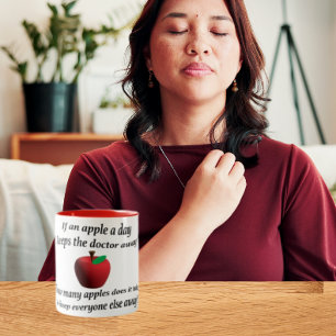Ein Apfel am Tag hält den Arzt fern Zweifarbige Tasse