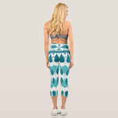 Ein aquamarin-weiß-trendiges Stoffmuster Design Ca Capri Leggings (Rückseite)