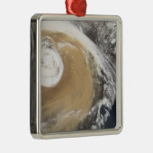 Ein asiatischer Staubsturm überquert den Pazifik Ornament Aus Metall (Rechts)