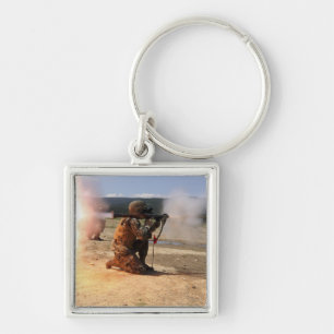 Ein assaultman feuert eine raketenangetriebene schlüsselanhänger