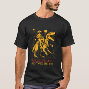 Ein Astronaut auf einer Weltraummission steuert ei T-Shirt