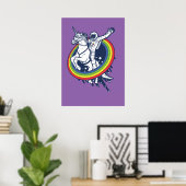 Ein Astronaut, der ein Einhorn durch einen Regenbo Poster (Heimbüro)