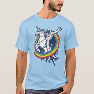 Ein Astronaut, der ein Einhorn durch einen Regenbo T-Shirt