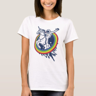 Ein Astronaut, der ein uncorn durch einen T-Shirt