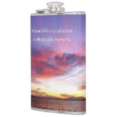 Ein atemberaubender Sonnenuntergang über dem Meer Flachmann (Links)