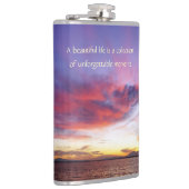 Ein atemberaubender Sonnenuntergang über dem Meer Flachmann (Rechts)