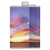 Ein atemberaubender Sonnenuntergang über dem Meer Flachmann (Rückseite)
