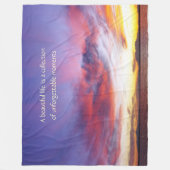 Ein atemberaubender Sonnenuntergang über dem Meer Fleecedecke (Vorderseite)