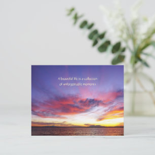 Ein atemberaubender Sonnenuntergang über dem Meer Postkarte