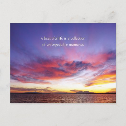 Ein atemberaubender Sonnenuntergang über dem Meer Postkarte (Vorderseite)