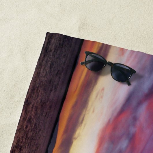 Ein atemberaubender Sonnenuntergang über dem Meer Strandtuch (Beispiel)