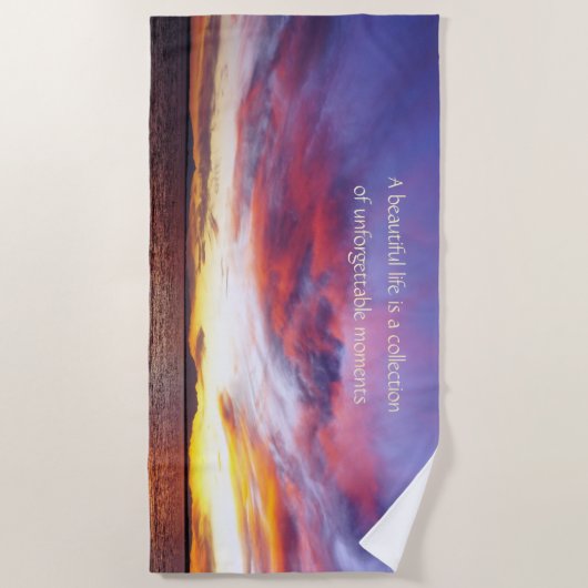 Ein atemberaubender Sonnenuntergang über dem Meer Strandtuch (Vorderseite)