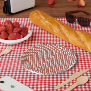 Ein aufgerolltes Stück Papier mit festlichem Chara Pappteller