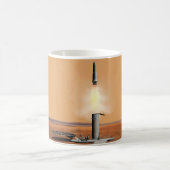 Ein aufsteigendes Fahrzeug Verlasse Mars. 2 Kaffeetasse (Mittel)