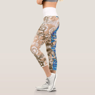 Ein ausgeklügeltes Paisley-Muster in Blau und Brau Capri Leggings