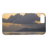 Ein auslösendes Kanuteam übt vor der Küste Case-Mate iPhone Hülle (Rückseite (Horizontal))